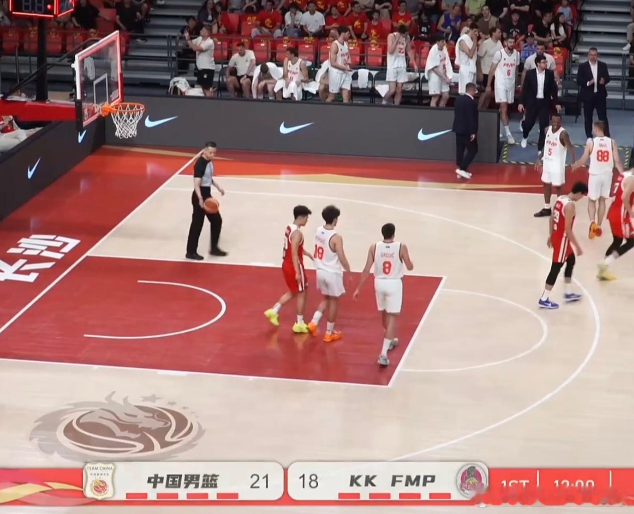 首节结束，中国男篮21:18领先塞尔维亚FMP男篮3分，整体表现优于上一场首节。