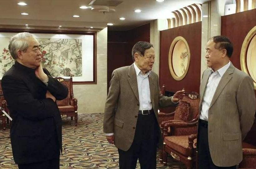 杨振宁曾当众调侃莫言：“虽说我俩都拿了诺贝尔奖，可你不一样，你是农民的儿子，而我