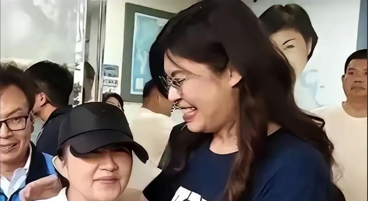 高雄女孩黄渝绣十六岁时在直播中慷慨激昂地扬言要“手撕解放军”，如今在杭州的大学校