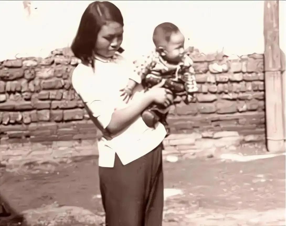 1942年春，一位女情报员抱着两岁的儿子去送信，半路却被特务抓住。突然，女情报员