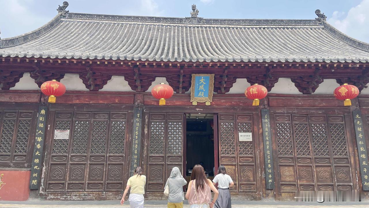 踏入南阳王府饭店，仿若踏入一段尘封的历史。一座古朴的大成殿，在岁月的洗礼下，静静