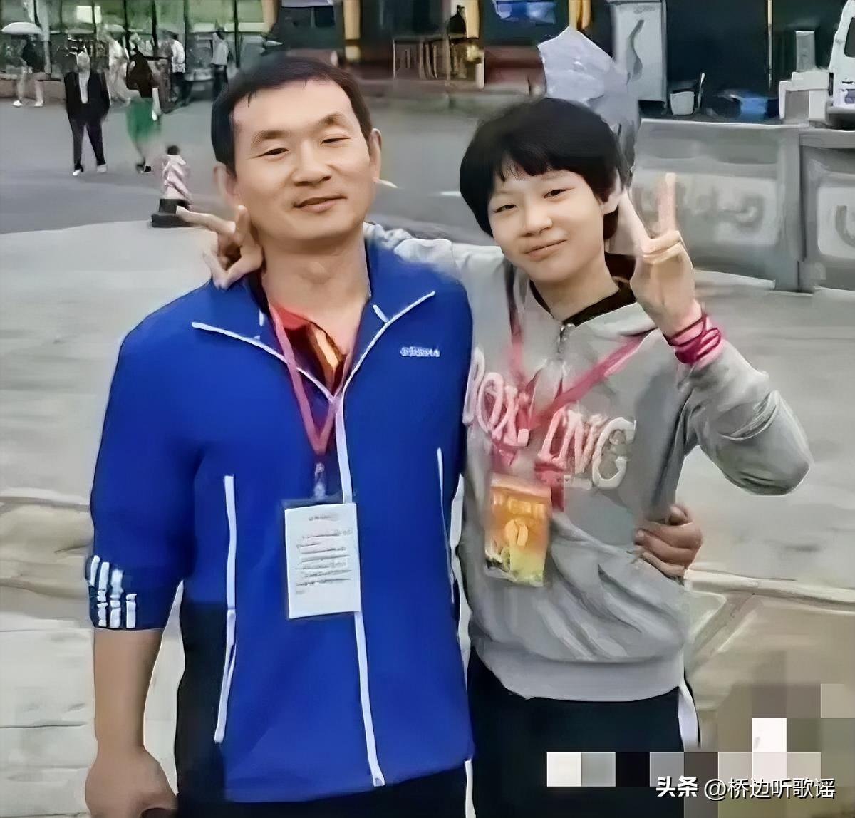 这是小时候的蒯曼，旁边是她的爸爸。蒯本军原本是中学物理老师，为了女儿打球放弃本职