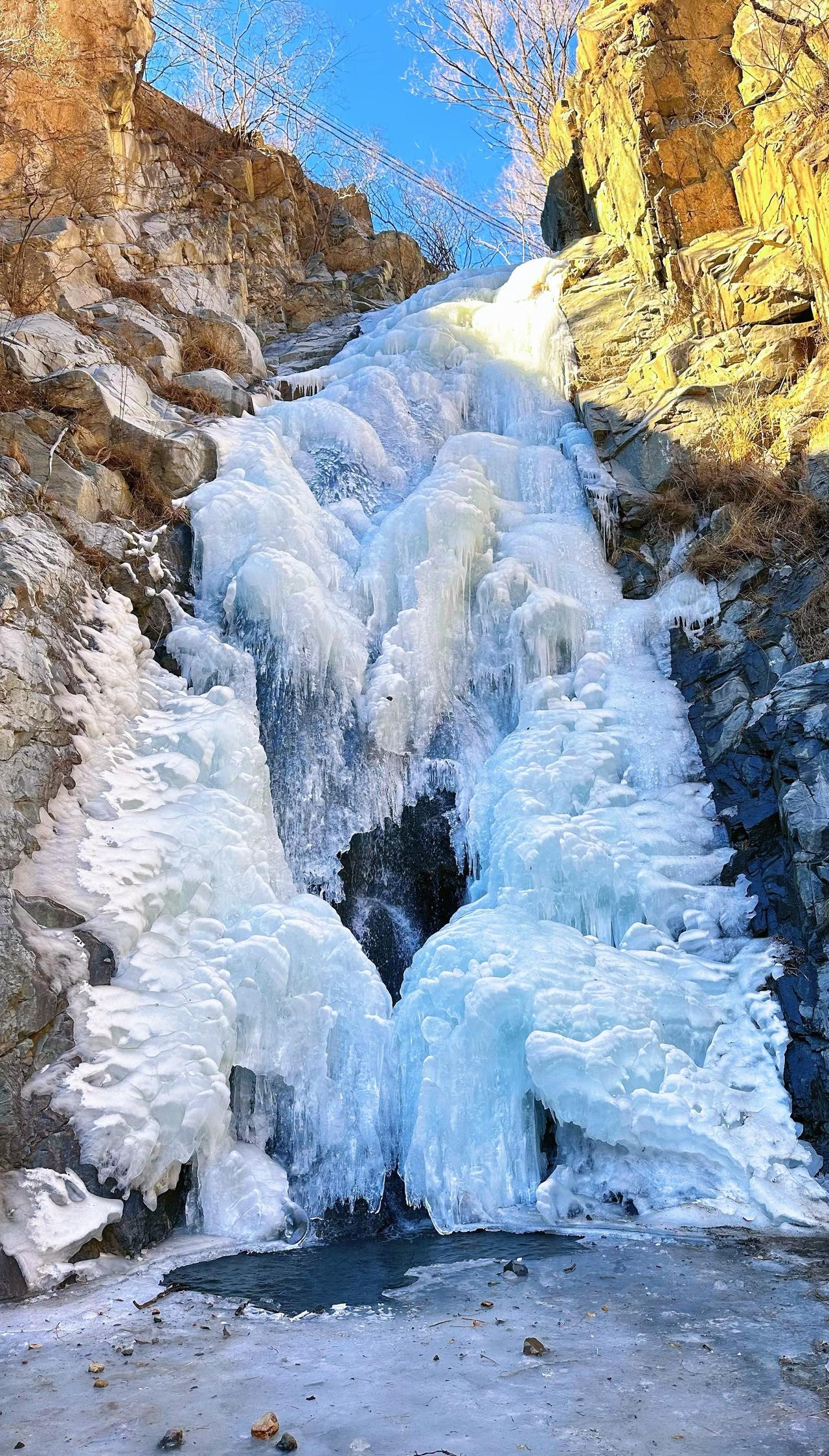 白羊沟野生冰瀑
📍北京 
0元玩转这座城 冬日观冰瀑是必须的项目，北京周边的冰