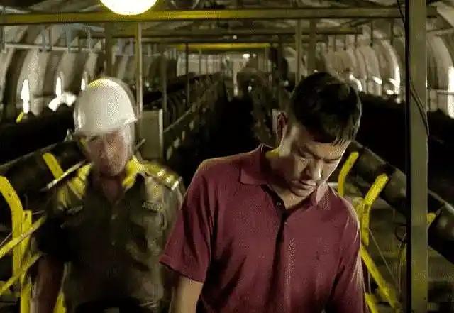 当冰封的河面浮出碎尸，当吴志贞的旗袍沾染血色，当张自力在霓虹下点燃那束刺眼的焰火