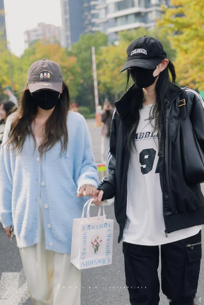 #王奕周诗雨牵手##王奕周诗雨运动会上牵手#王奕周诗雨运动会牵手，那是她们感情的