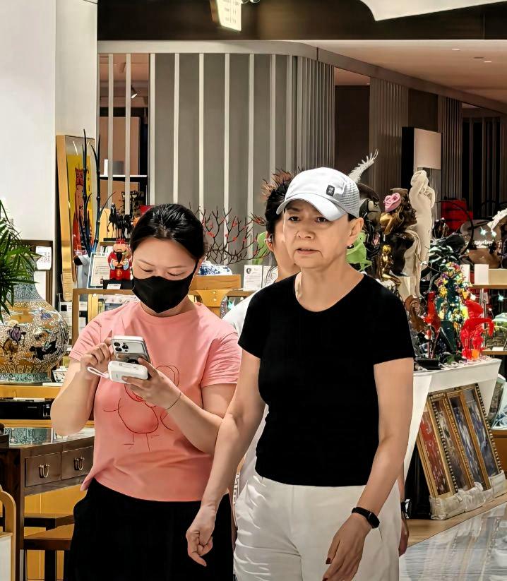 明明是家喻户晓的老牌喜剧演员，私下出门打扮得格外朴素，不仔细看根本认不出来。
 