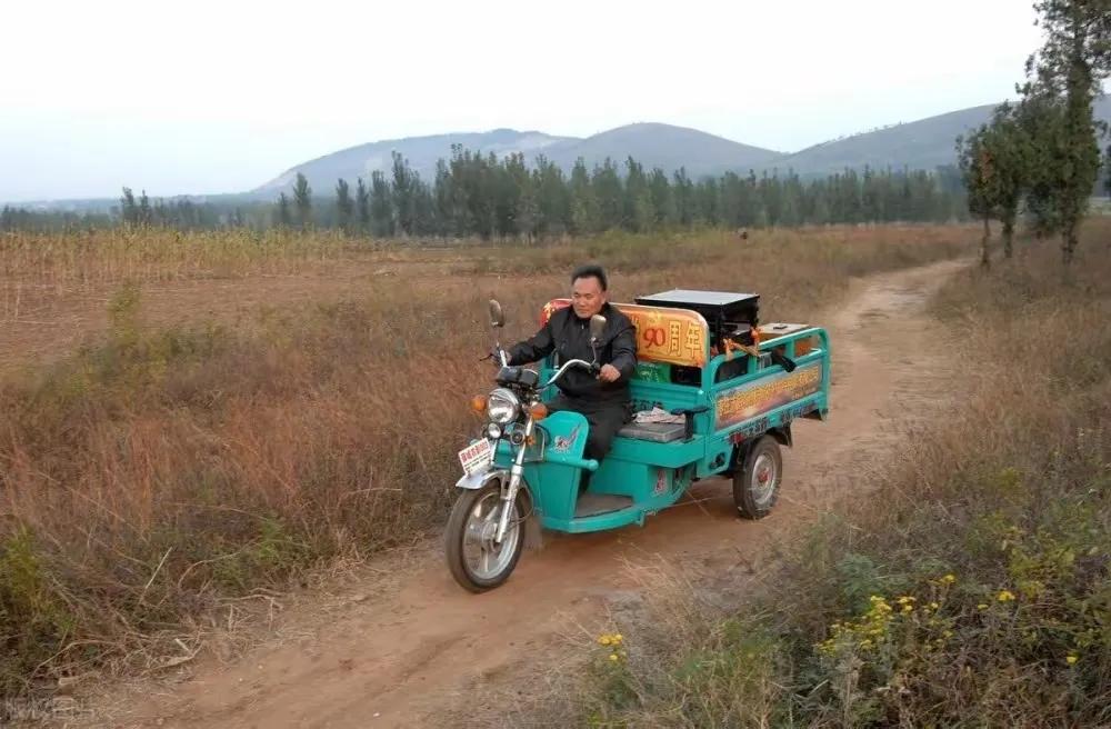 内蒙古，一男子为方便种地，在田间修了条小路，供三轮摩托车拉肥料，谁知在去地里的小