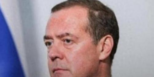 为什么说中国得防着点俄罗斯？说白了，普京今年72岁，这位掌舵俄罗斯25年的硬汉终