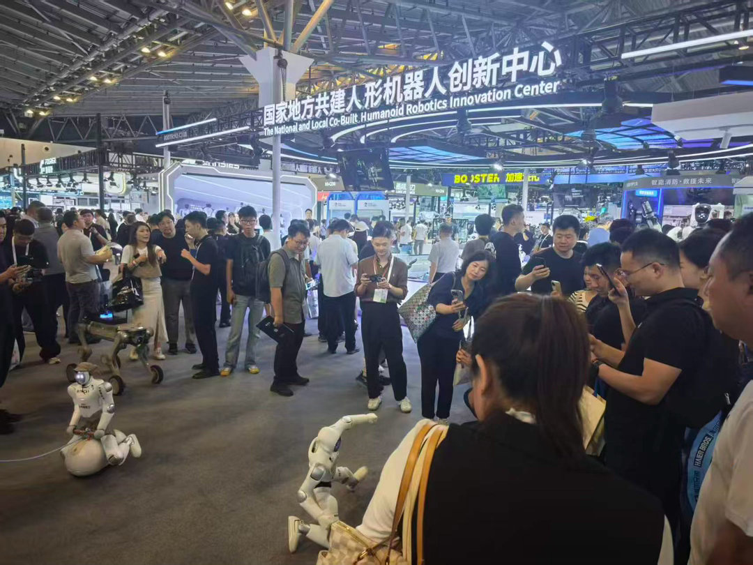 中国机器人现在有多疯狂褪去单纯展示观赏的属性，深入生产一线成为作业主力，全链条产