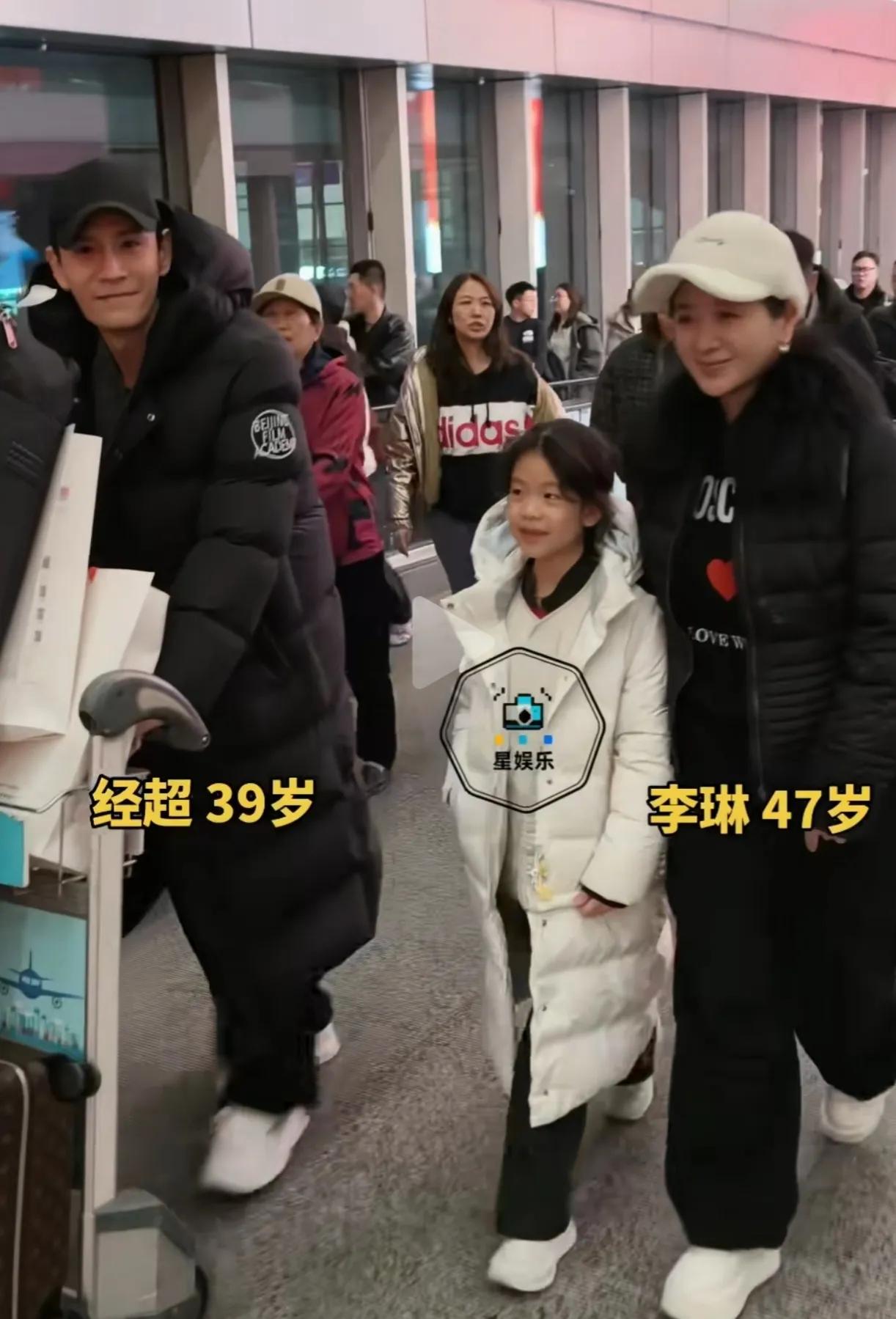 才知道他俩是夫妻，俩口子长得也不差，孩子长相太普通了，还是塌鼻梁，都不像他们俩人
