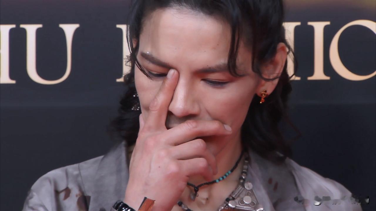 “女装”向佐，红毯甩脸走人！
向佐最近是越来越“抽象”了，参加活动他的造型是越来