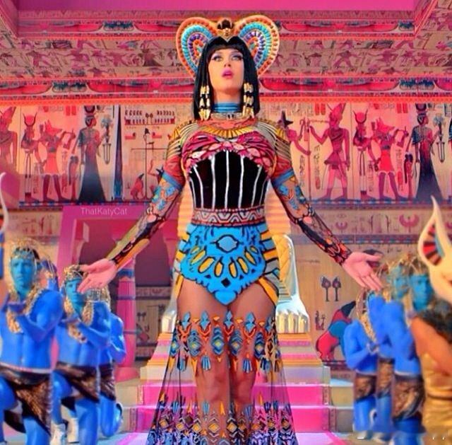 水果姐Katy Perry经典热单《Dark Horse》音乐录影带的废弃造型方