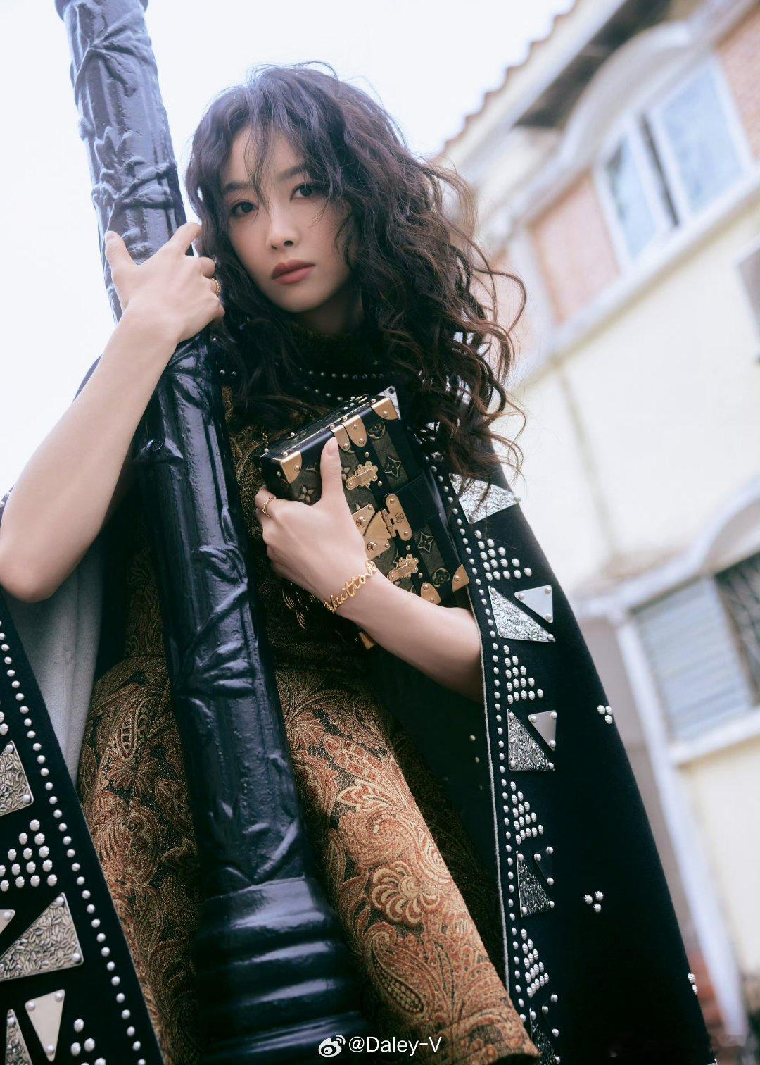 宋茜lv大秀造型🈶，宋茜把这套lv穿得真好看，大波浪御姐风