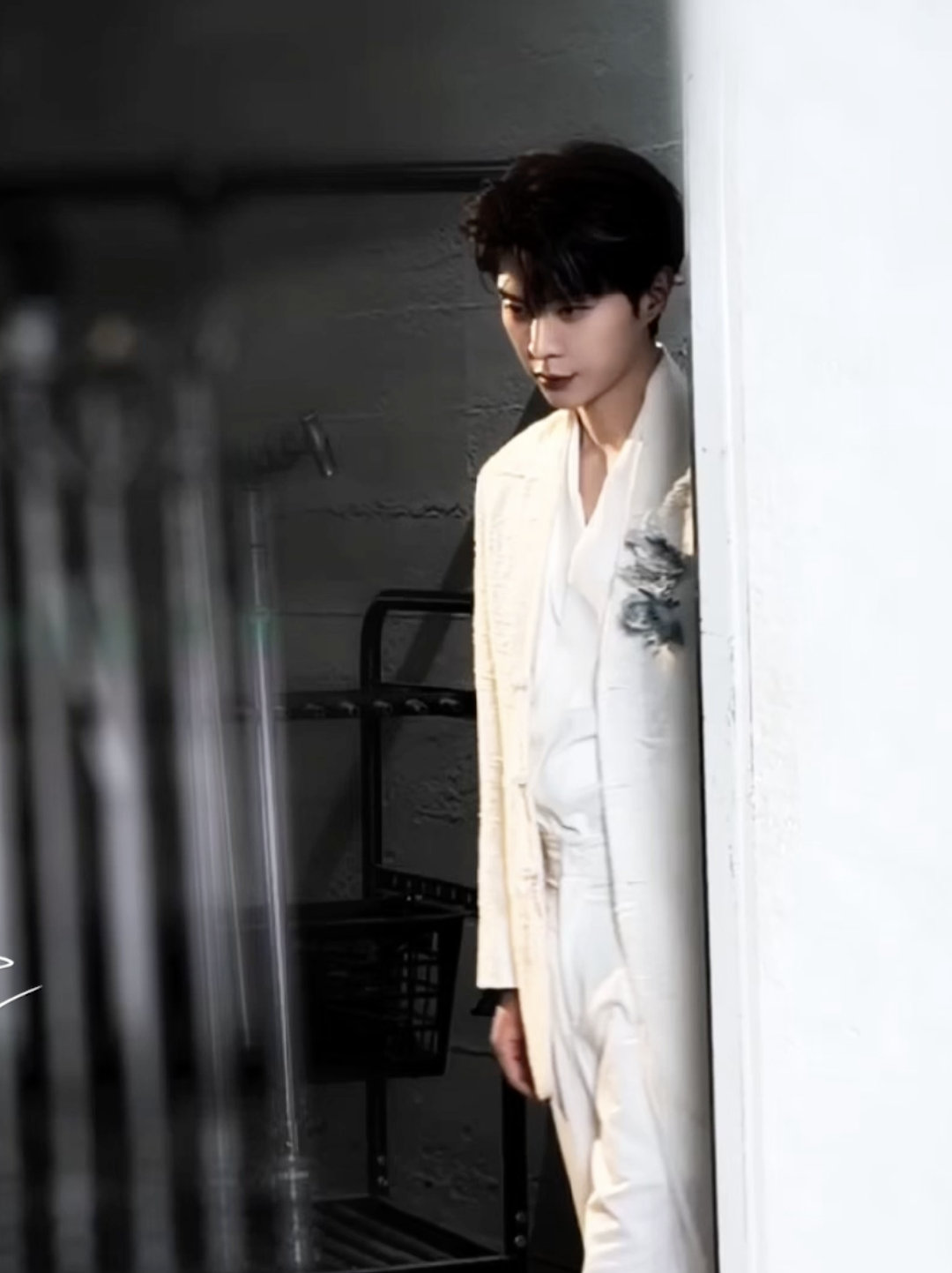 范丞丞新中式帅得我有心事了 范丞丞把新中式穿成教科书了！简约设计里藏着满满质感，