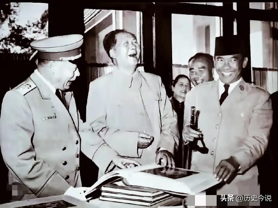 一句乡音笑翻全场！毛主席的笑容，是最暖的人间烟火
 
阅读此文前，诚邀您点击一下