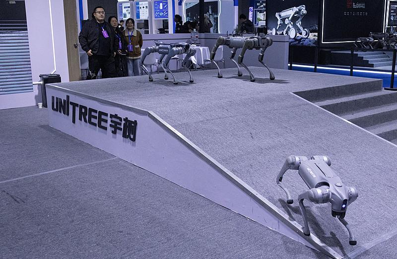 梁文锋战略入股宇树科技，背后原因很明显是人工智能领域的强强联合。8月6日晚，梁文