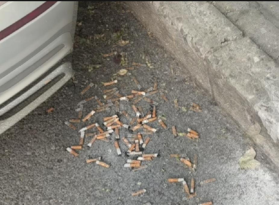 男人有多大的委屈，才会吸满地的烟头 。
满地烟头，是一个中年男人没说出口的难。