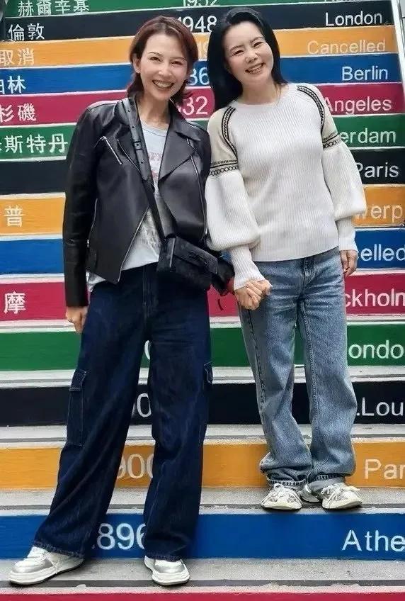 蔡少芬和龚琳娜原来是朋友？看两人合照的亲密程度，应该感情很深呀！一起拍照还手牵手
