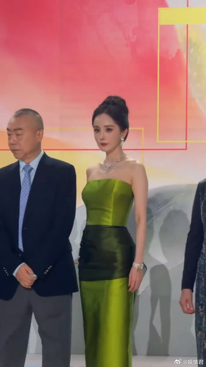 杨幂体态好了很多杨幂体态什么时候这么好了看出来杨幂健身很有成效了，体态好了很多 