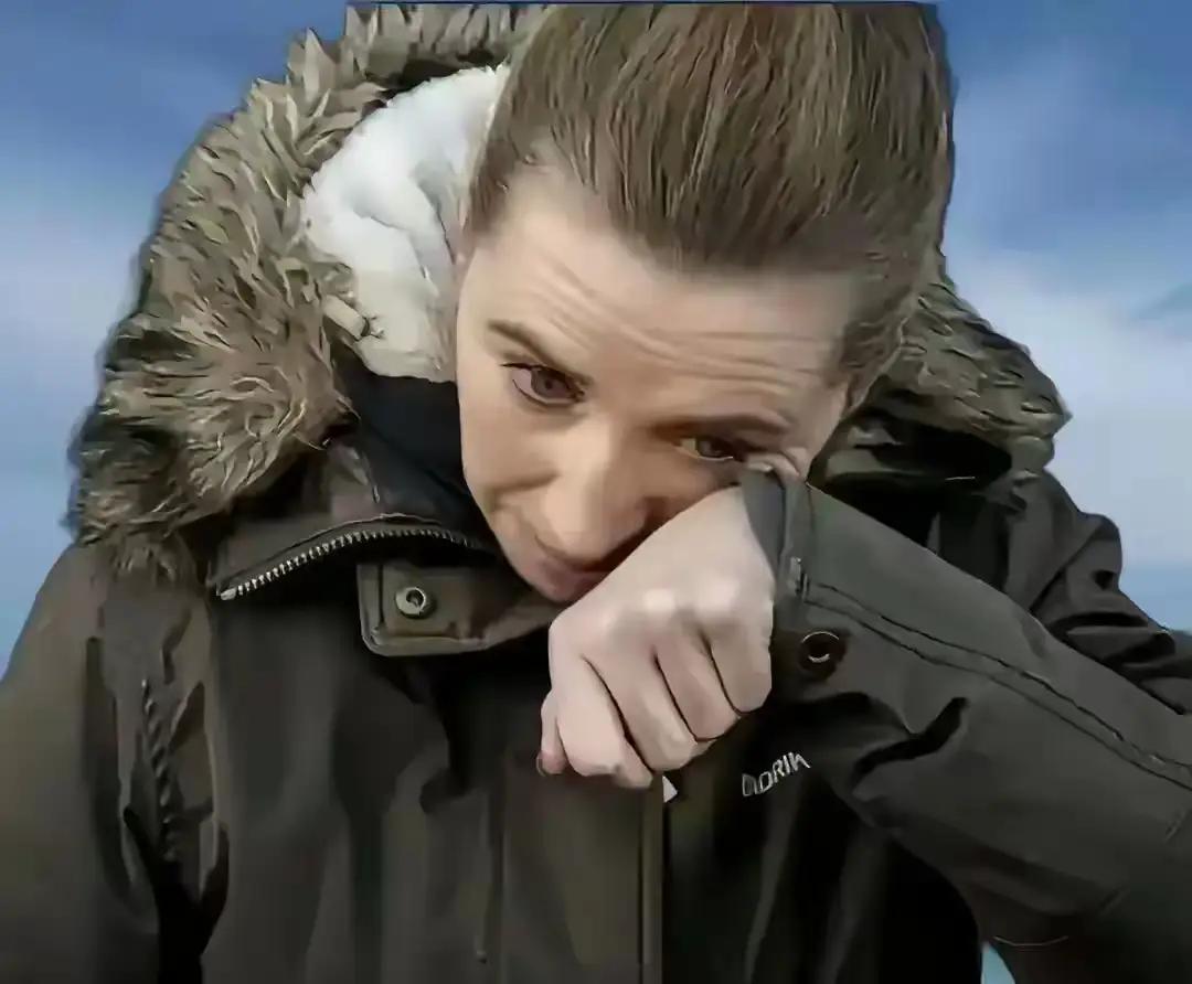 格陵兰岛面积216万平方公里，人口5.7万人，岛上稀土、石油、天然气资源丰富。而