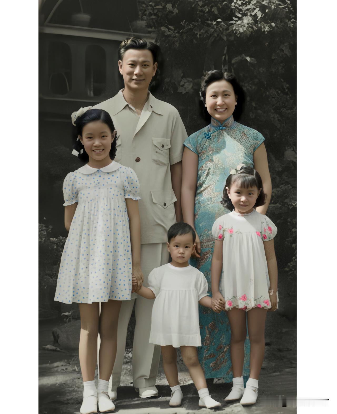 这是民国外交官杨光泩与他的妻子严幼韵及三个女儿在菲律宾的一张全家福，拍摄于一九三