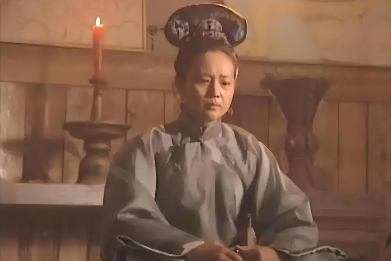 1644年，孝庄派苏麻喇姑出去办事，苏麻在路上却被侍卫席纳布库刁难并打个半死，孝