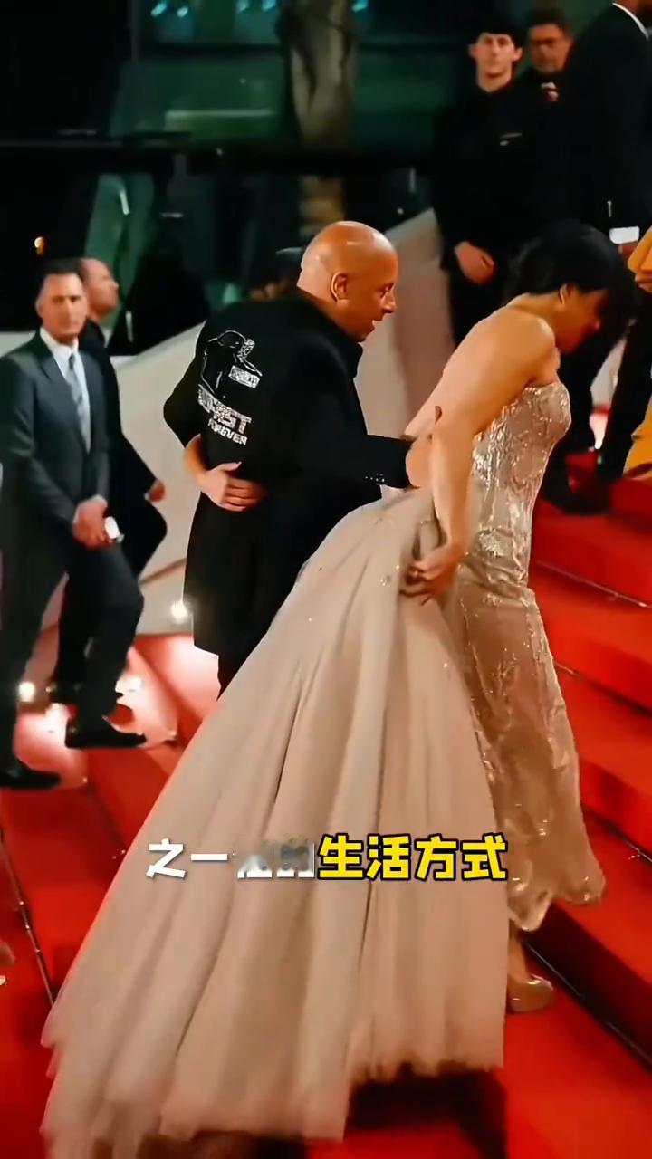 他是世界上最富有的人之一，他的生活方式奢华到令人难以置信。他不仅拥有各种豪车，甚