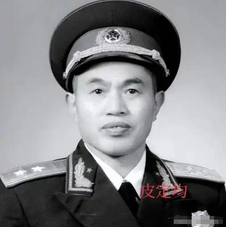 1940年，皮定均看上了女干部张烽，就让县长去说媒，张烽听说了县长的来意后，拒绝