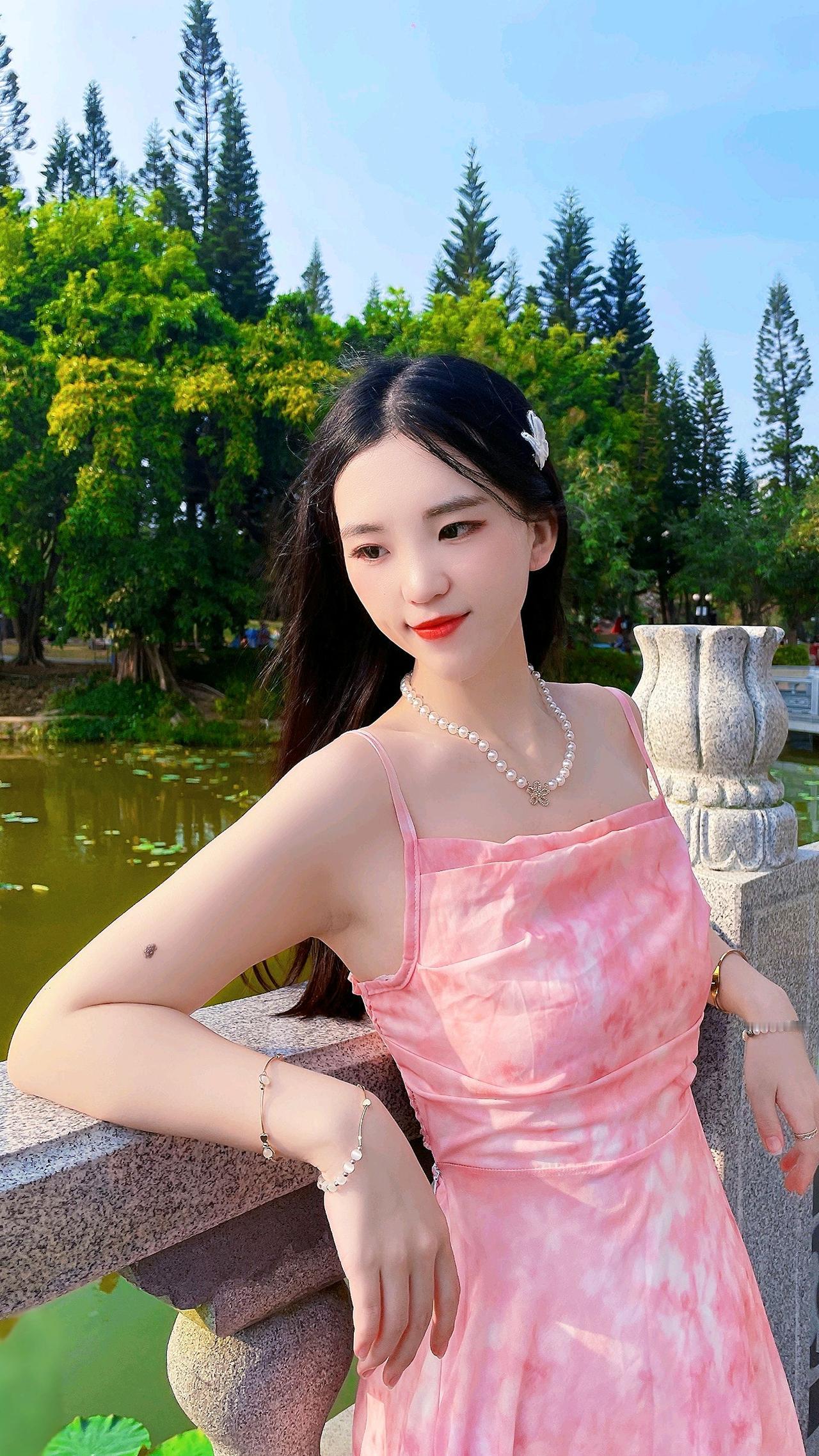 每天不忘一件事，就是贩卖美丽。毕竟，漂亮的是你，好看的是你，被别人羡慕的还是你。