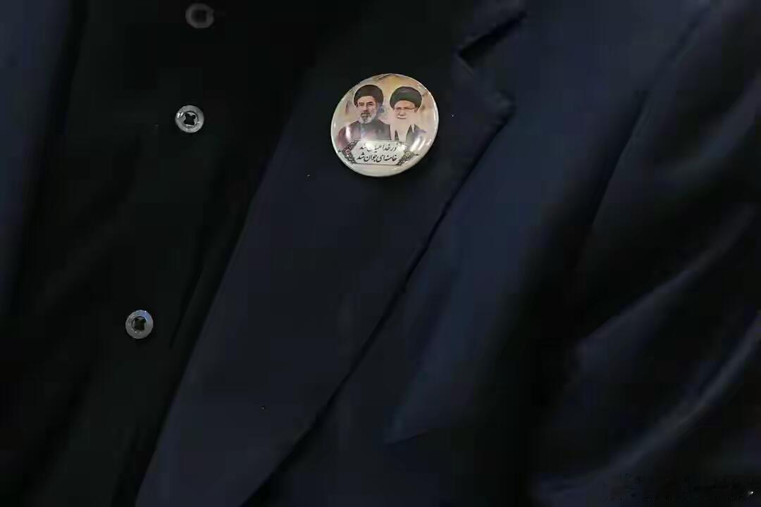 美伊谈判未达成协议胸前的徽章就是这场博弈的微缩战场！伊朗代表卡利巴夫亮出哈梅内伊