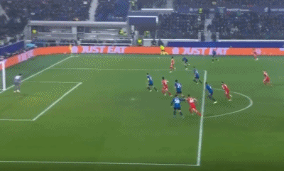 杰克逊近在咫尺的射门，直接送到了对方门将怀里；此后，又是杰克逊在禁区内凌空抽射，