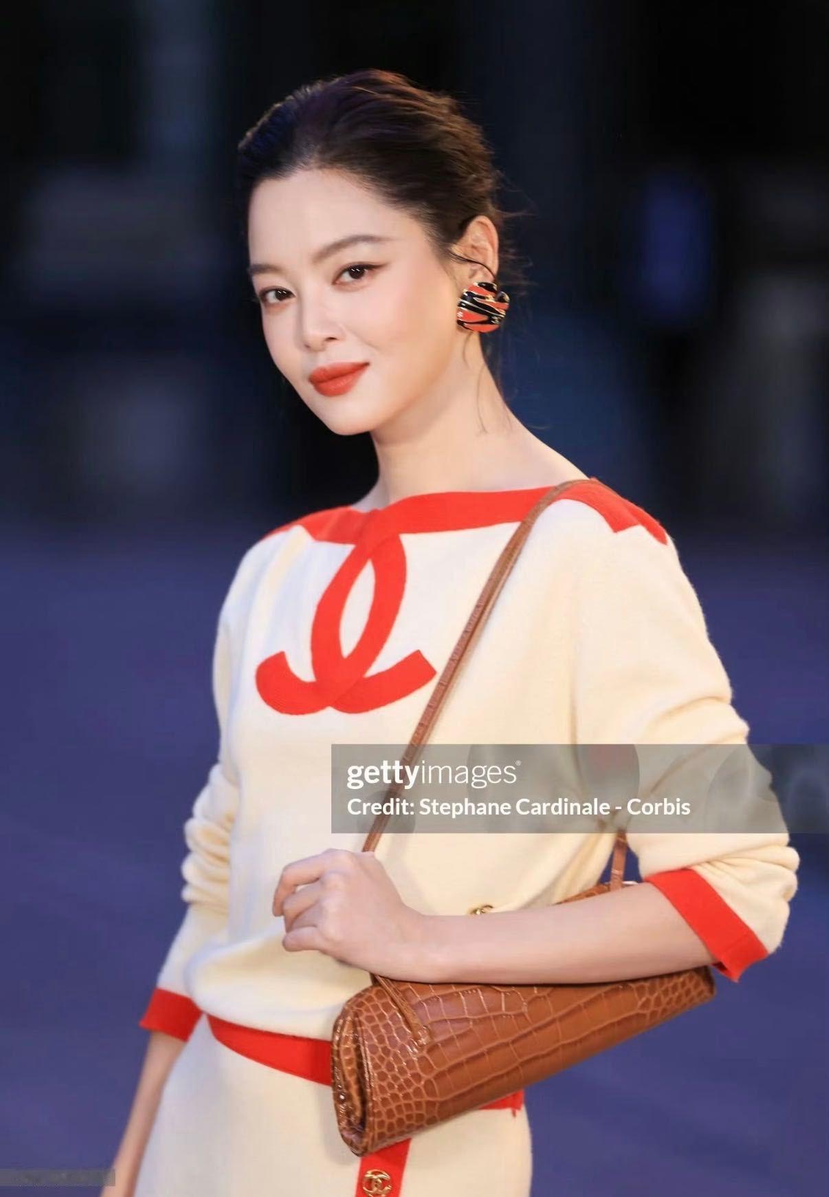 辛芷蕾刘雯李沅禧生图辛芷蕾刘雯李沅禧看秀生图 从生图看，三位的妆造和状态都很在线