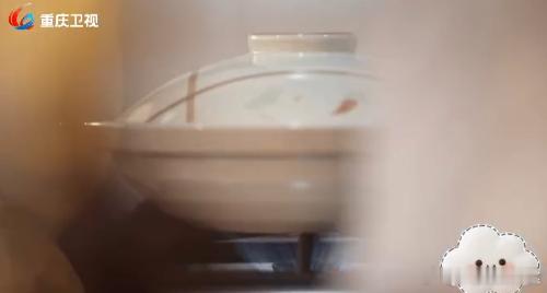 胡歌给田朴珺做红烧肉小小的承诺，也能带来温暖。有些人不需要言辞太多，他们的行动就