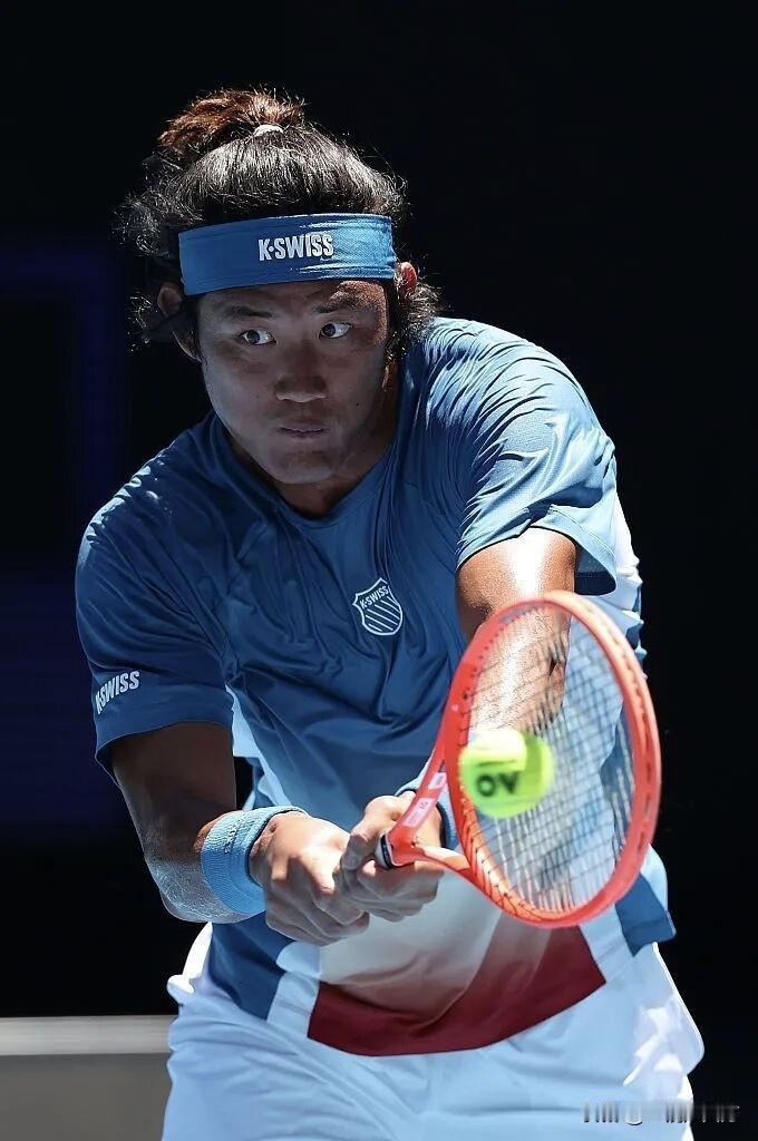 前中国男网一哥张之臻终于又夺冠了，去年因伤缺阵了大半个赛季的他，世界排名已大幅滑