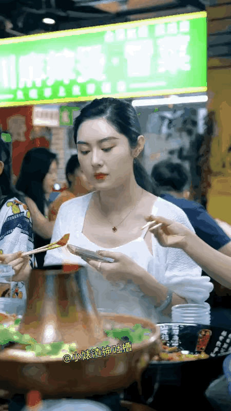 图一：小姐姐这个可是坏习惯啊，吃东西的时候不能玩手机啊？
图二：懂事的西瓜，都不