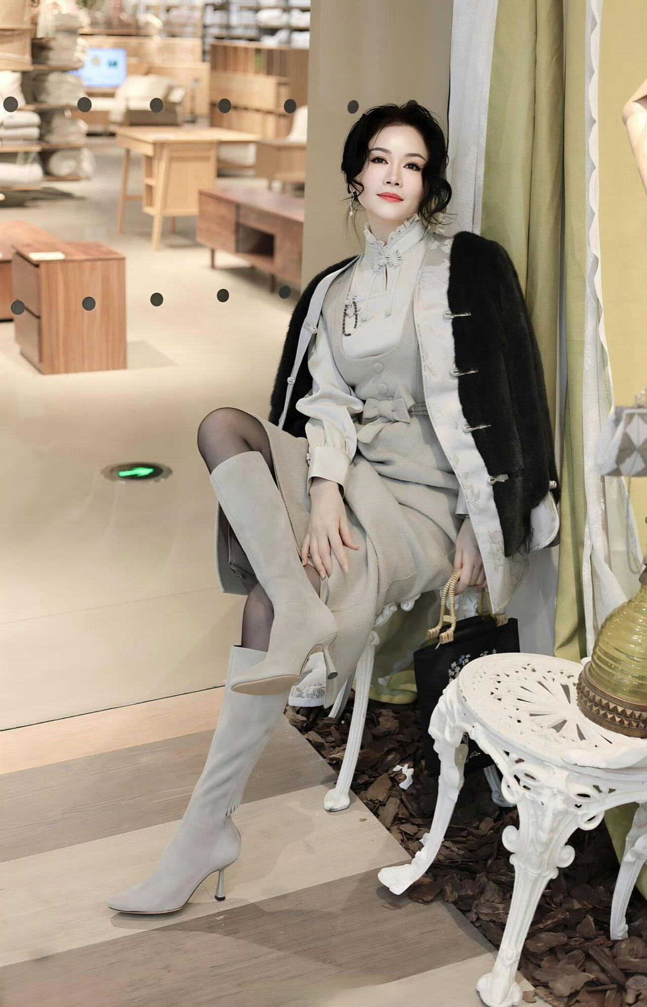 新中式穿搭的浪漫，藏在黑与白的碰撞里，也藏在粉与灰的温柔间。一袭盘扣衬衫搭马甲裙