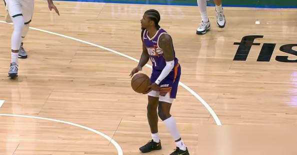 那些喊着杰伦格林是水货的人，你现在该去排队道歉了。就在密尔沃基的地盘，这小子只用