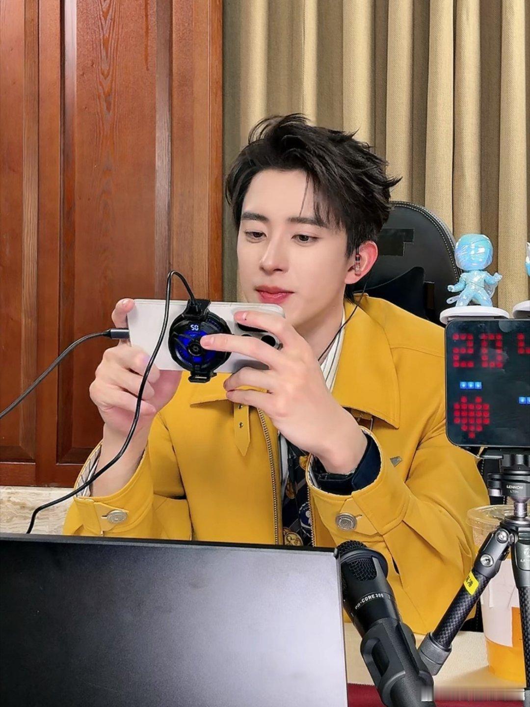 敖瑞鹏直播截图，完全是电竞男神级别的好帅 