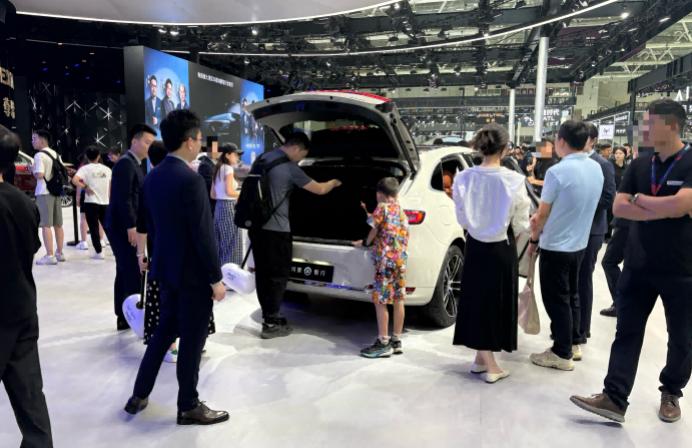 问界新M5 Ultra的智驾辅助真好用，我前两天逛完粤港澳车展，今天就来试驾问界