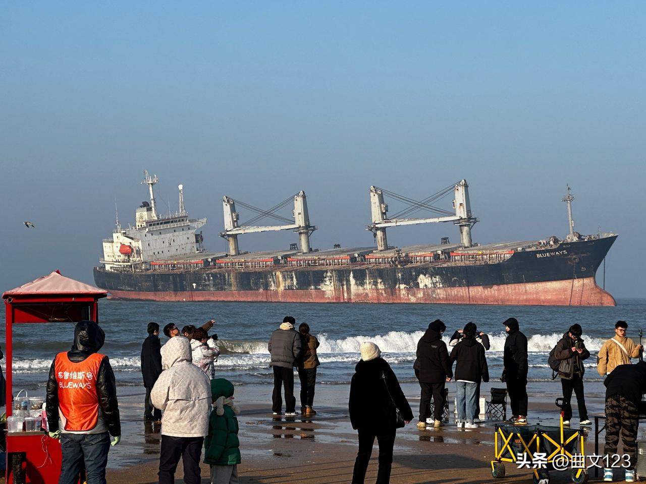 到威海必须打卡的小众景点，威海沉船布鲁威斯！
这里海水清澈，沙滩细腻柔软，赤脚踩
