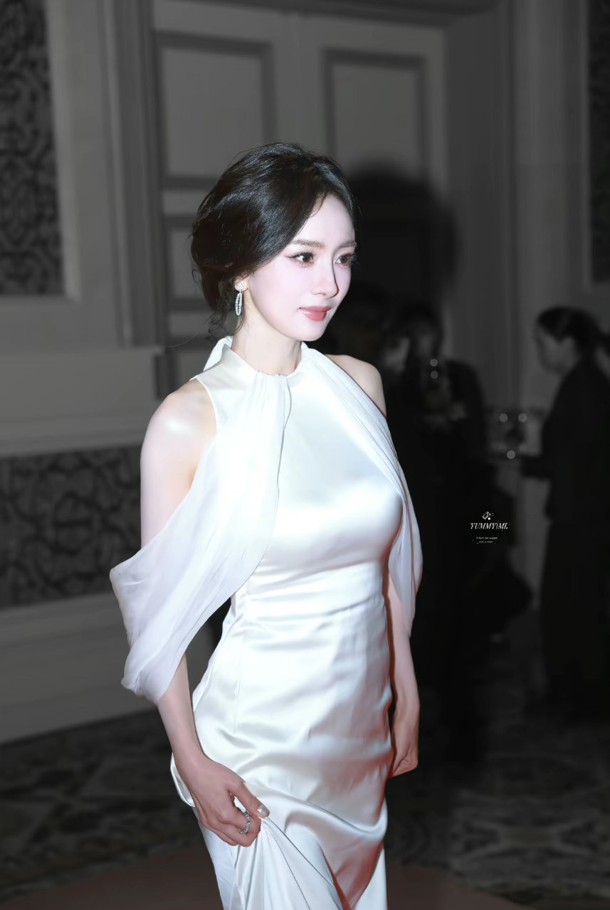 杨幂 我少女时期的英雄从她的二十几岁走到我的二十几岁，这份榜样的力量，永远耀眼～