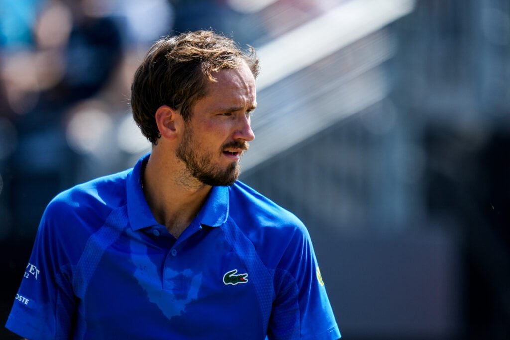 ATP哈雷站男单决赛，梅德韦杰夫在第二盘抢七4-1领先的情况下连丢6分，最终以3