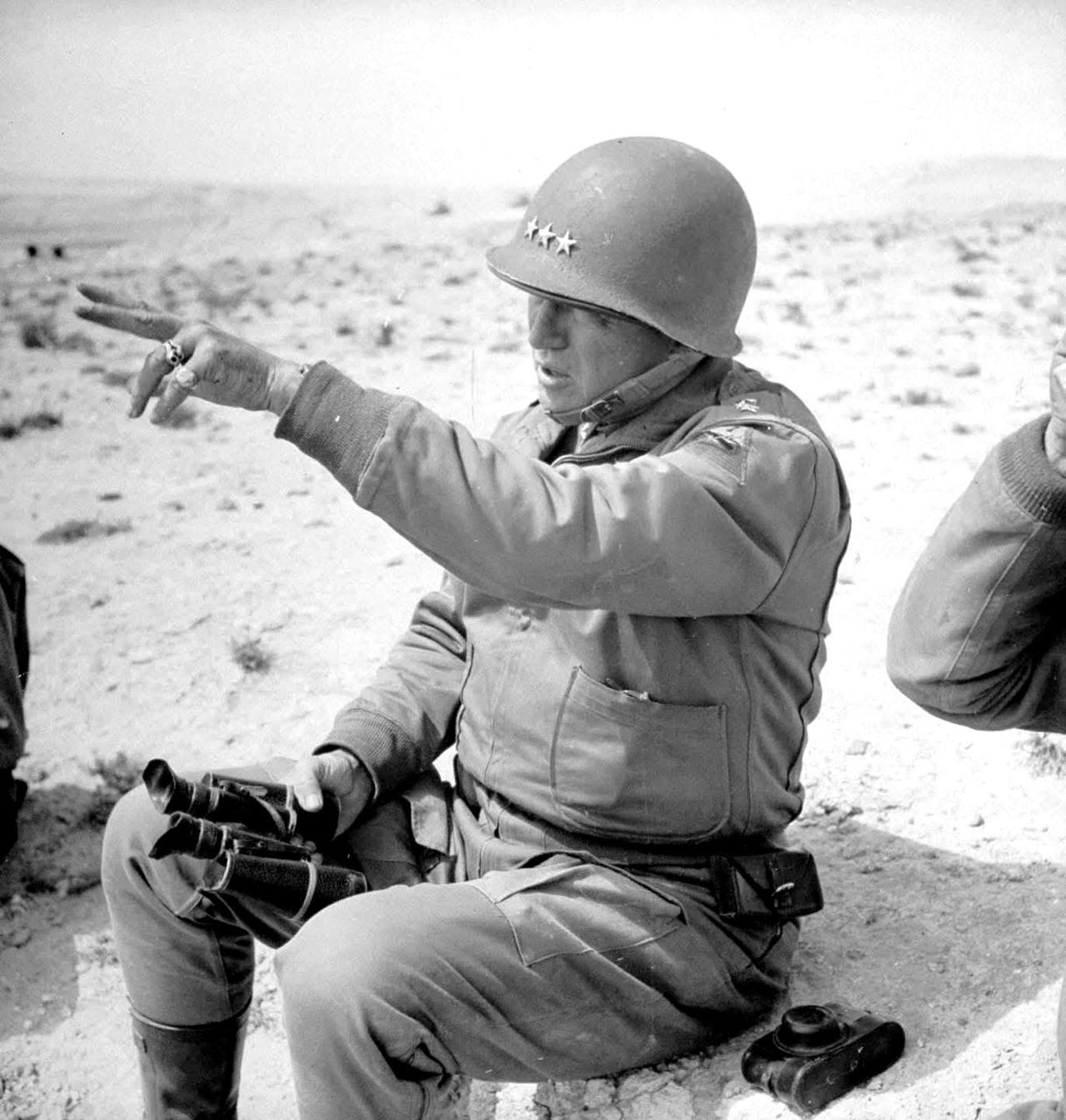 这组珍贵老照片，记录了1943年3月23日突尼斯盖塔尔战役的瞬间：美军名将乔治·