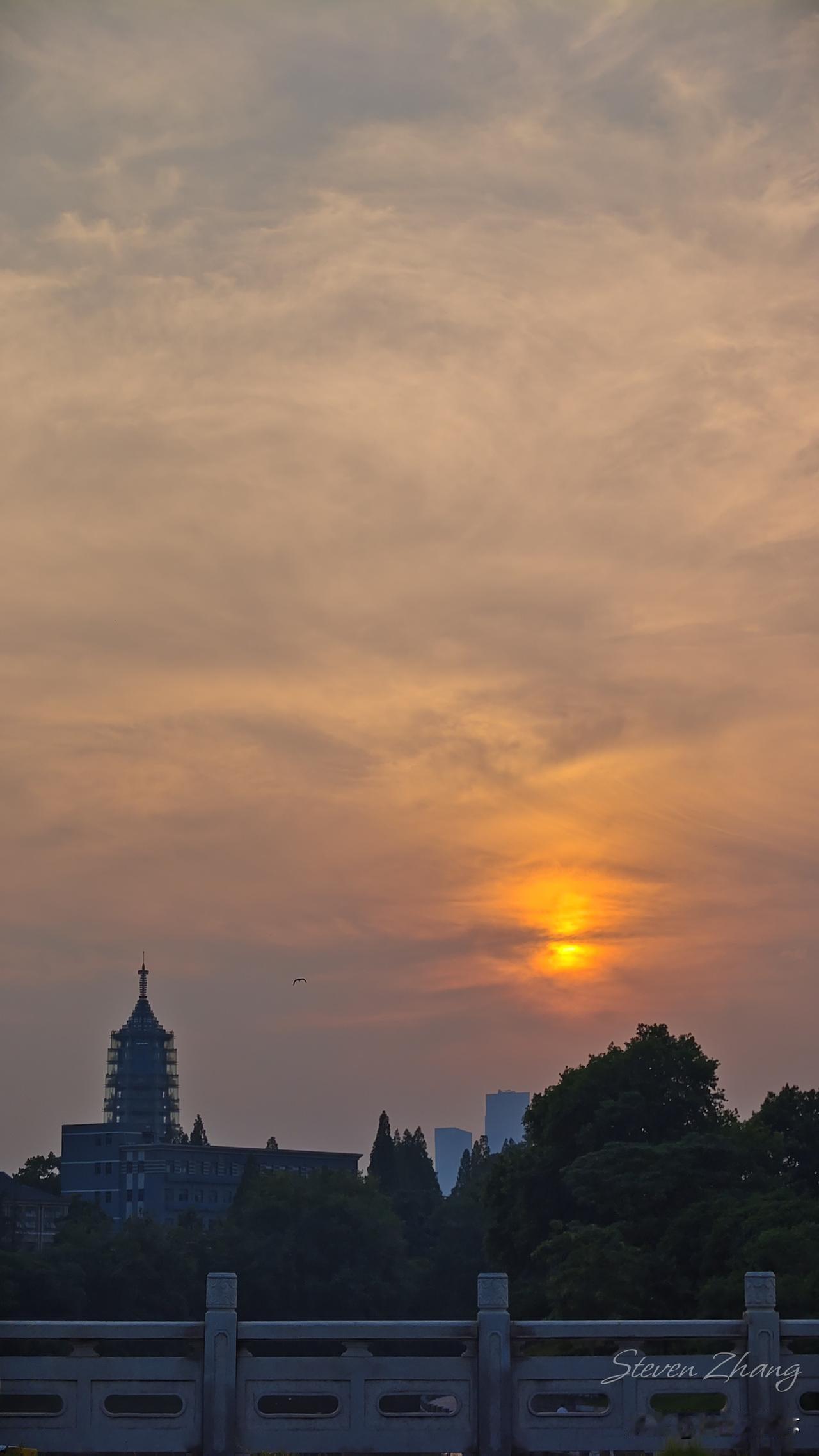 完成一件事，
少一份烦心。
夕阳、彩霞和鸽子伴我同行！
夕阳也耀眼