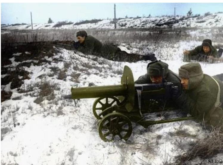 曾经在中国抗战大红大紫的苏联马克沁1910型重机枪
图片是1941年，莫斯科会战