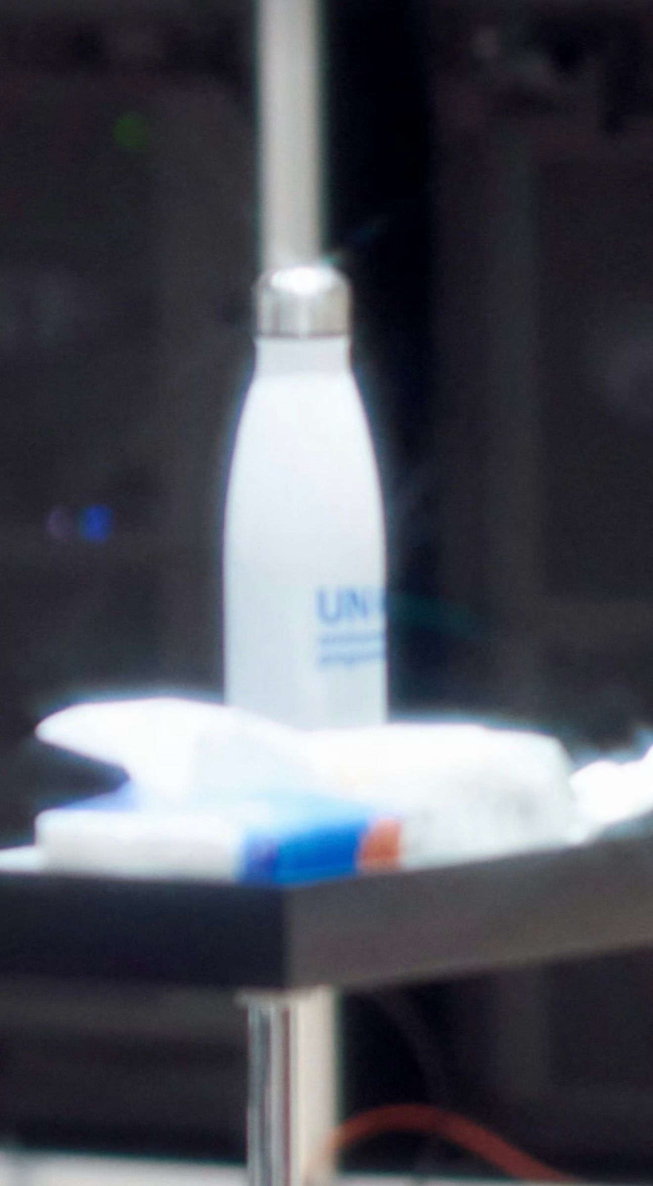 哎一股，熟悉的联合国水杯和笑眯眯小跑的宝贝儿，是准备演唱会的大明星，也是我的小朋