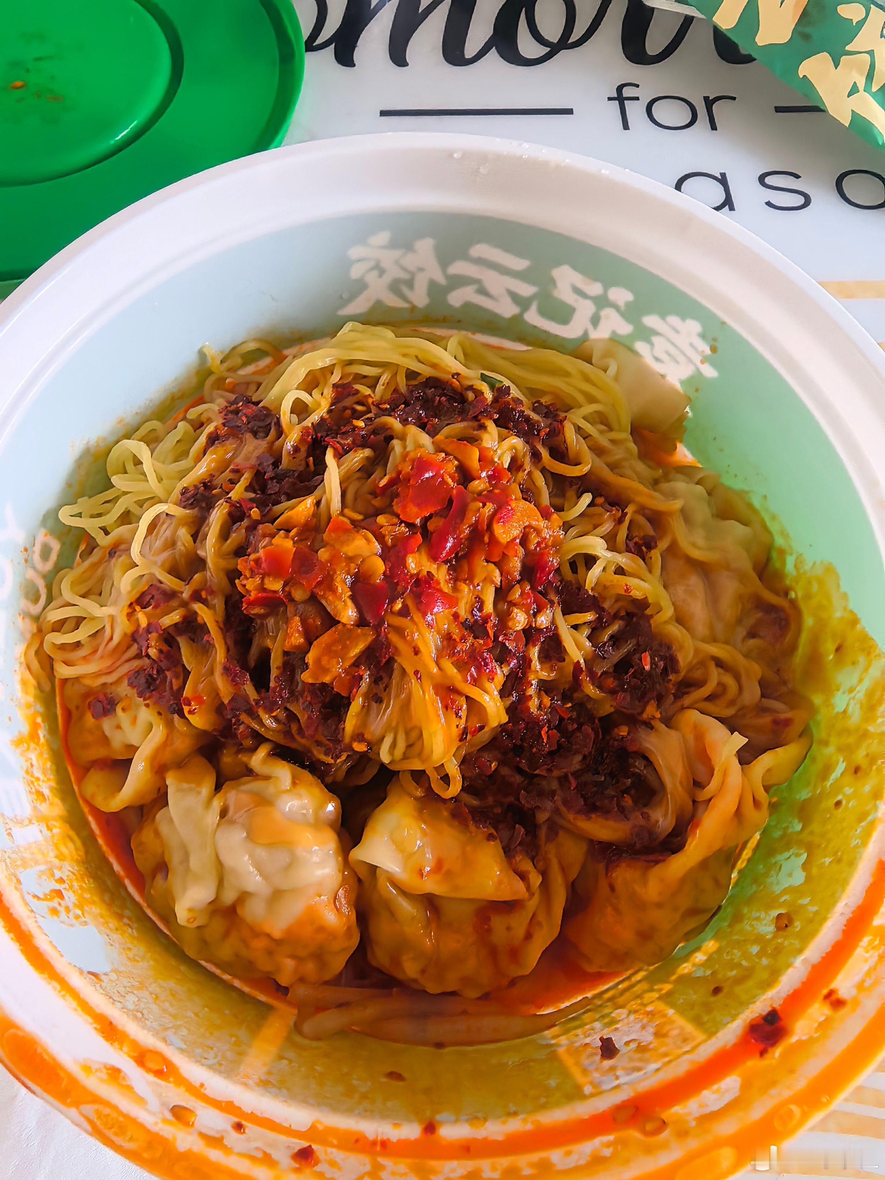 家这边新开的袁记，要了个鲜虾蟹籽云吞拌面，刚吃几口感觉还行，后面感觉虾没熟有点腥