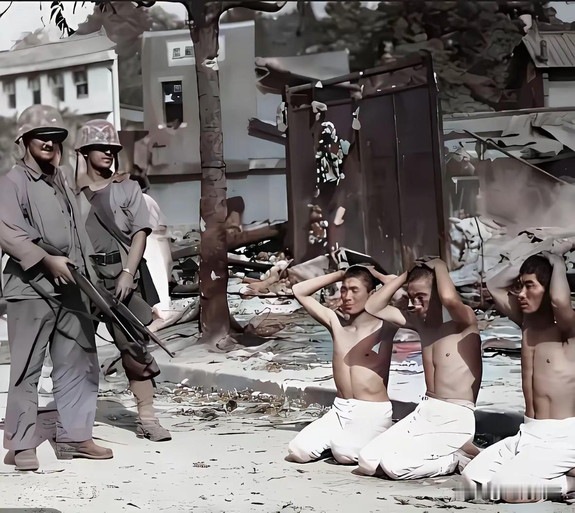 日本鬼子跪在美国大兵面前，双手抱着脑袋，上身扒光了衣服，感觉也是战战兢兢，诚惶诚