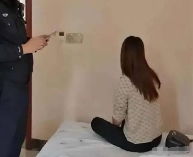 上海，有个男子在网上认识了两个女网友，随后男子联系了三个所谓的哥们，说约好了一起