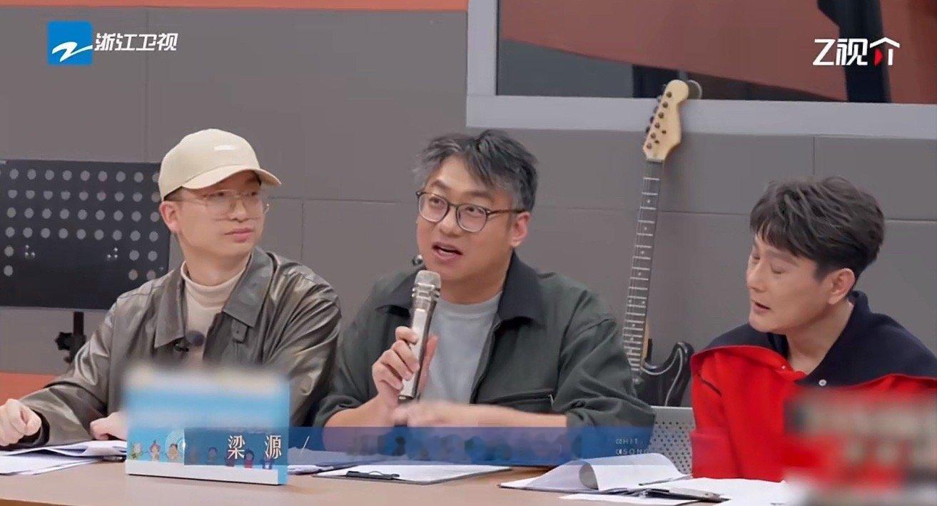 第一次音综看到对抗路歌手 白小白或许开创了音综嘉宾的新“人设”：对抗路歌手。不刻